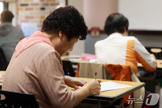 580돌 한글날을 이틀 앞둔 7일 전남광주 동구 빛고을종합사회복지관 성인문해 한글 교실 기초반 학생이 한글 단어를 따라 적고 있다. 2026.10.7 ⓒ 뉴스1 조수민 기자