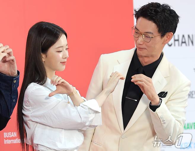 배우 노정의와 카사마츠 쇼(오른쪽)가 9일 부산 해운대구 영화의전당 비프힐에서 열린 경쟁 ‘면도’ 기자회견에서 포즈를 취하고 있다. 2026.10.9 ⓒ 뉴스1 권현진 기자