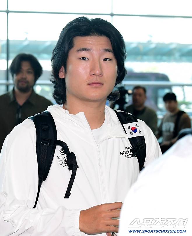 18일 오전 인천공항 제2터미널을 통해 '2026 아이치·나고야 아시안게임' 야구대표팀이 출국했다. 출국장 나서는 곽빈. 인천공항=송정헌 기자songs@sportschosun.com/2026.09.18/