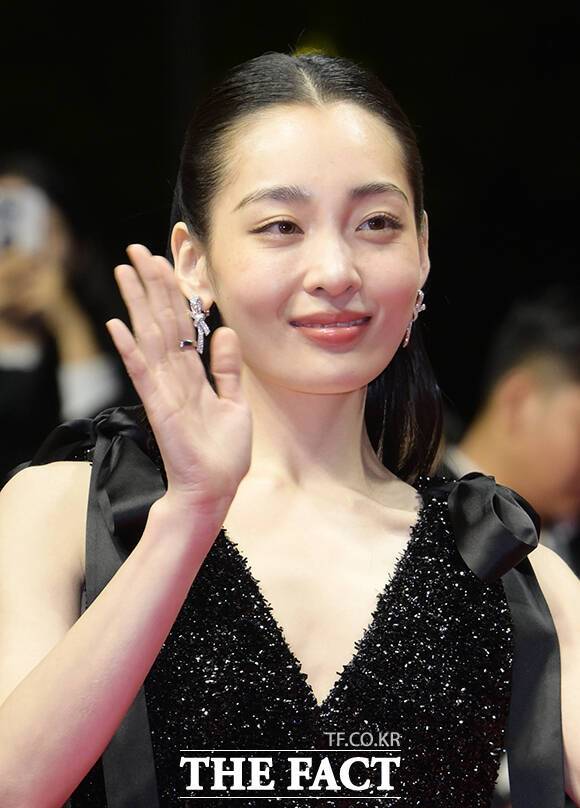 배우 김민하가 6일 오후 부산 해운대구 영화의전당에서 열린 '제31회 부산국제영화제(BIFF)'에 참석해 레드카펫을 밟고 있다. /부산=박헌우 기자