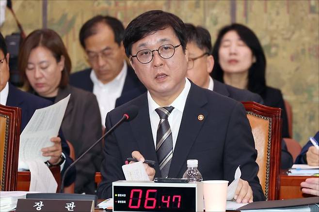 최휘영 문화체육관광부 장관이 7일 서울 여의도 국회에서 열린 문화체육관광부에 대한 2026년도 국정감사에서 질의에 답변하고 있다. ⓒ데일리안 홍금표 기자
