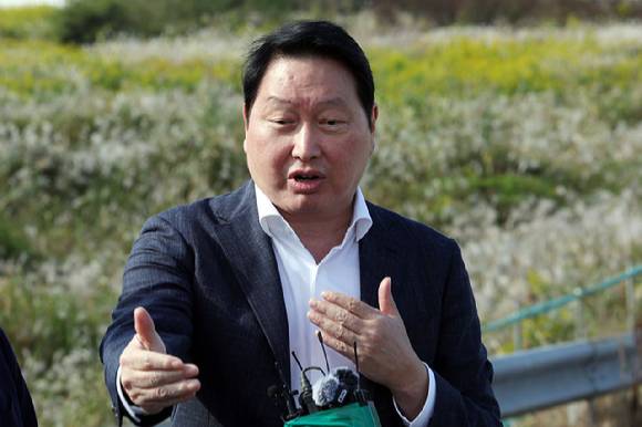 최태원 SK하이닉스 회장이 9일 오후 반도체 산단이 들어설 전남광주 서구 군공항 부지에서 현장 방문을 마친 뒤 기자들의 질문에 답하고 있다. 2026.10.9 [사진=연합뉴스]
