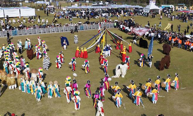 백제 사신단과 공연단 등이 9일 열린 ‘2026 제14회 연수 능허대 문화축제’에서 단심줄놀이를 하고 있다. 조병석 기자
