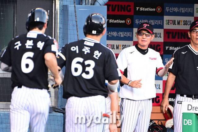 2일 오후 서울 잠실야구장에서 진행된 '2026 신한 SOL KBO 리그' LG 트윈스-두산 베어스의 경기. LG 염경엽 감독이 3회초 둥점 홈런을 때린 이주헌과 하이파이브를 하고 있다./마이데일리