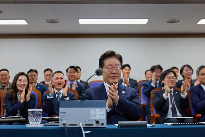 이재명 대통령이 8일 국방과학연구소의 극초음속 활공비행체(HGV) 최초 시험발사를 참관하고 있다. [청와대]