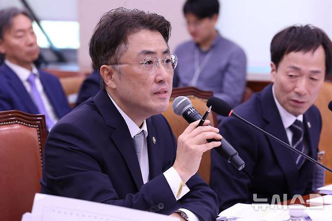 [서울=뉴시스] 고범준 기자 = 이진수 법무부 장관 직무대행(차관)이 8일 서울 여의도 국회에서 열린 법제사법위원회 국정감사(법무부 등)에서 마이크 고장으로 관계자로부터 받은 무선마이크로 의원 질의에 답변하고 있다. 2026.10.08. bjko@newsis.com