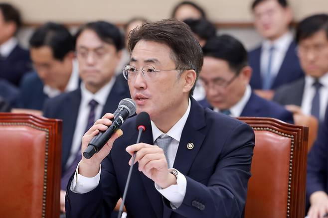 이진수 법무부 장관 직무대행이 10월8일 국회 법제사법위원회에서 열린 법무부, 대한법률구조공단 등에 대한 국정감사에서 법사위원 질의에 답하고 있다. ⓒ연합뉴스