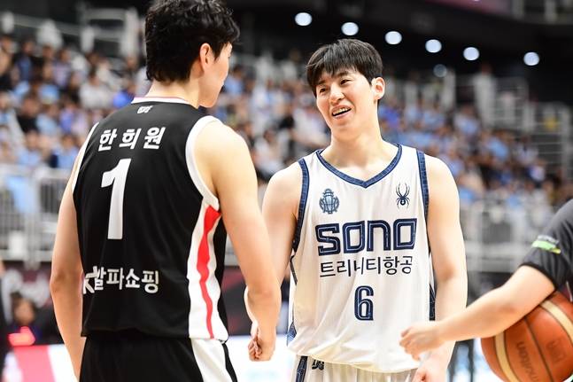 이정현(오른쪽)과 한희원이 9일 오후 2시 수원KT 소닉붐 아레나에서 열린 2026~2027 KCC 프로농구 정규시즌 경기 중 대화하고 있다. /사진=KBL 제공