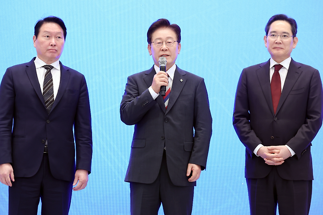이재명 대통령이 지난 6월 29일 청와대에서 열린 3대 메가프로젝트 국민보고회에서 이재용 삼성전자 회장과 최태원 SK그룹 회장의 기업투자 계획 발표 후 발언하고 있다. 청와대통신사진기자단