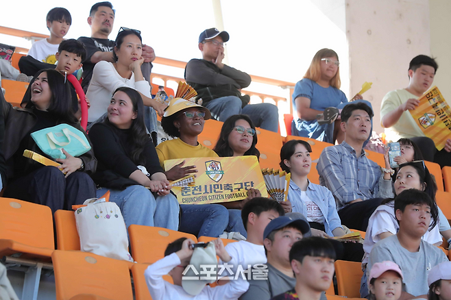 춘천시민축구단은 홈팬들의  열렬한 응원속에 전북현대모터스N을 3:2로 꺾고 5경기 연속 무패 행진을 이어갔다.  사진|춘천시민축구단