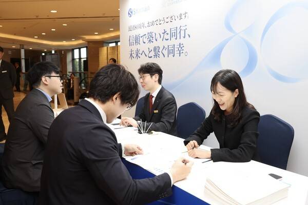 지난 7일 신한금융그룹이 서울 잠실 롯데호텔월드에서 열린 재일본대한민국민단 창단 80주년 기념식에서 재일동포와 이어온 인연을 되새기고, 신한금융의 성장과 기업가치 제고계획을 알렸다고 밝혔다. ( 신한금융 관계자들이 재일동포들에게 은행계좌 및 증권계좌 개설 절차 안내 등 금융거래에 대해 상담하고 있다). /사진=신한금융