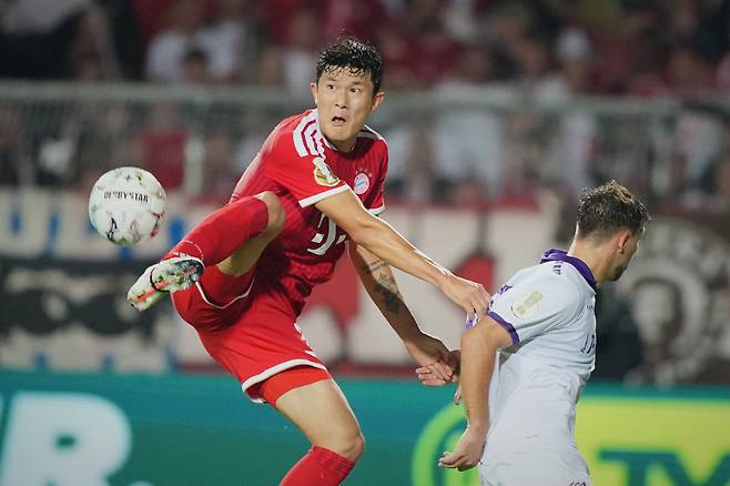Bayern's Kim Min-jae, left, challenges for the ball with Osnabrueck's Robin Meissner during the German soccer cup match between VfL Osnabrueck and Bayern Munich in Osnabrueck, Germany, Wednesday, Sept. 2, 2026. (AP Photo/Martin Meissner) THE DEUTSCHE FUSSBALL LIGA DFL DOES NOT ALLOW ITS IMAGES TO BE USED AS SEQUENCES TO EMULATE VIDEO; GERMANY OUT; MANDATORY CREDIT







<저작권자(c) 연합뉴스, 무단 전재-재배포, AI 학습 및 활용 금지>