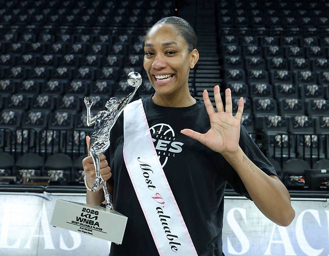 에이자 윌슨이 9일 손가락 다섯 개를 펼쳐 보이며 MVP 수상을 기뻐하고 있다./AFP 연합뉴스