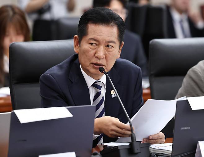 정청래 더불어민주당 의원이 7일 서울 종로구 통일부 남북회담본부에서 열린 국회 외교통일위원회의 통일부 등에 대한 국정감사에서 정동영 장관에게 질의하고 있다. 2026.10.7/뉴스1