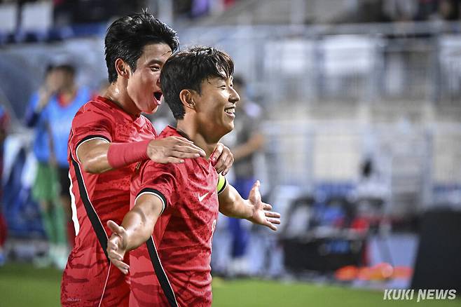24일 경기도 수원월드컵경기장에서 열린 하나은행 초청 축구 국가대표팀 친선경기 대한민국과 에콰도르의 경기. 손흥민이 선취골을 터뜨린 뒤 세레머니를 하고 있다. 남동균 기자