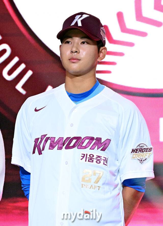 부산고 하현승이 21일 오후 서울 잠실동 롯데호텔 월드 크리스탈볼룸에서 진행된 ‘2027 KBO 신인드래프트’에서 1라운드 전체 1위로 키움에 지명된 뒤 포즈를 취하고 있다./마이데일리