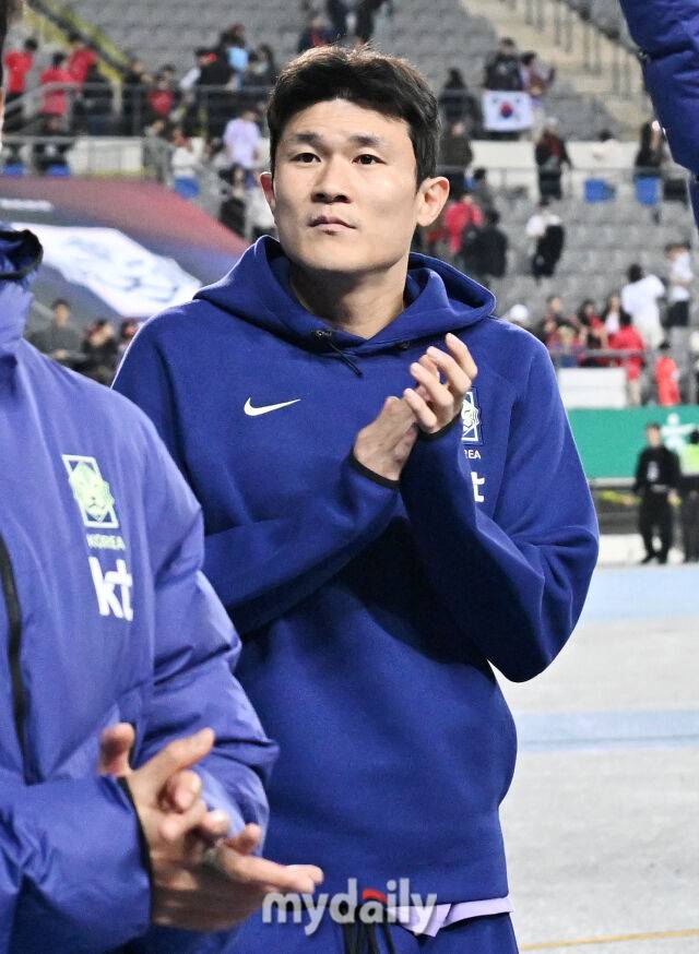 6일 오후 경기도 용인시 용인미르스타디움에서 진행된 축구 국가대표 친선경기 대한민국과 우즈베키스탄의 경기. 축구대표팀 김민재가 2-0으로 경기가 끝난 뒤 관중들에 인사를 하고 있다./마이데일리