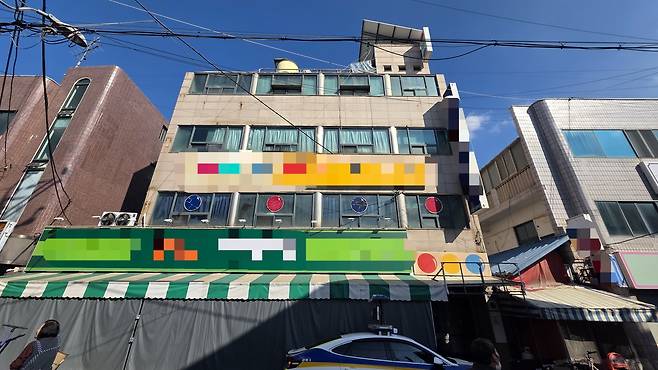 10일 오전 10시 16분께 대구시 북구 관음동의 4층짜리 건물 중 2층 행사장에서 천장 마감재가 떨어져 9명이 다치는 사고가 발생했다. 사진은 사고 난 4층 건물 전체 모습.[사진=김병진 기자]