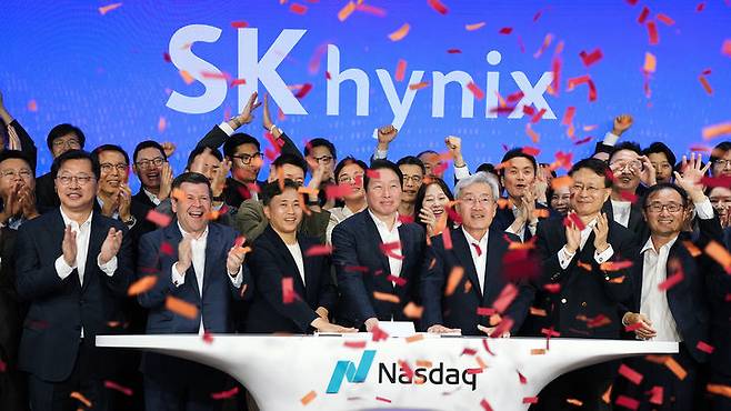 [서울=뉴시스] 홍효식 기자 = 최태원 SK그룹 회장, 곽노정 SK하이닉스 CEO, 고승범 SK하이닉스 사외이사 겸 이사회 의장 등이 10일(현지 시간) 오전 미국 뉴욕 나스닥 마켓사이트에서 열린 나스닥 '오프닝 벨' 행사에서 타종하며 나스닥 ARD 거래 개시를 알리고 있다. (사진=SK하이닉스 제공) 2026.07.11. photo@newsis.com *재판매 및 DB 금지
