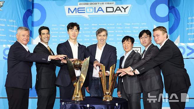 [서울=뉴시스] 권창회 기자 = 8일 서울 강남구 호텔 리베라 청담에서 열린 2026-2027 시즌 프로배구 남자부 미디어데이에 참석한 감독들이 트로피를 가운데 두고 기념촬영을 하고 있다. 2026.10.08. kch0523@newsis.com