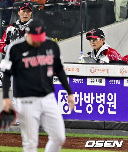 [OSEN=대전, 박준형 기자] 30일 대전 한화생명볼파크에서 2025 신한 SOL Bank KBO리그 포스트시즌 한국시리즈 4차전 한화 이글스와 LG 트윈스의 경기가 열렸다.이날 경기에 한화는 와이스를, LG는 치리노스를 선발투수로 내세웠다. 7회말 1사 1루 한화 손아섭의 내야안타때 LG 문보경 3루수가 송구 실책했다. 고개 떨군 문보경과 아쉬워하는 염경엽 감독.   2025.10.30 / soul1014@osen.co.kr