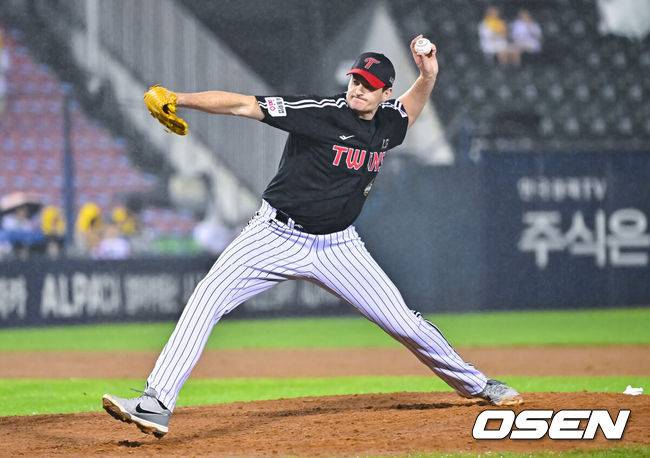 [OSEN=잠실, 박준형 기자] 1일 오후 서울 잠실구장에서 2026 신한 SOL KBO리그 두산 베어스와 LG 트윈스의 경기가 진행됐다.이날 경기 두산은 잭로그를, LG는 임찬규를 선발투수로 내세웠다.7회말 LG 케네디 투수가 역투하고 있다.  2026.09.01 / soul1014@osen.co.kr