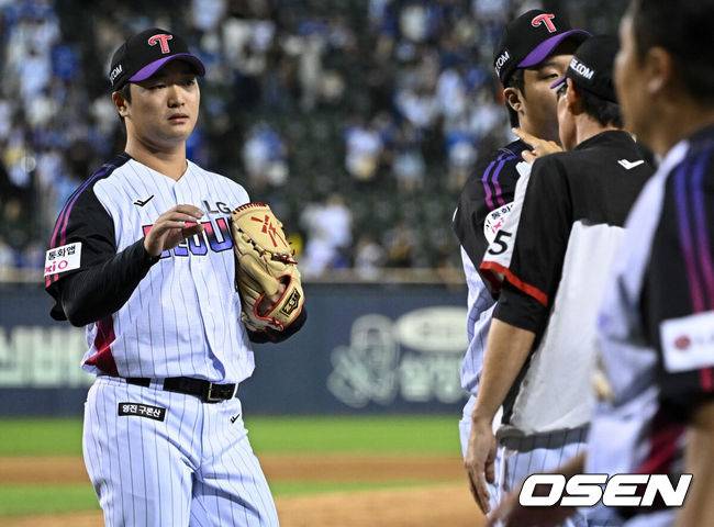 [OSEN=잠실, 조은정 기자]프로야구 LG 트윈스가 삼성 라이온즈를 꺾고 5연승을 이어갔다.&nbsp;LG는&nbsp;4일 서울 잠실구장에서 열린 2026 KBO리그 삼성과 경기에서 4-3 역전승을 거뒀다.&nbsp;LG는 두산전 3연전 스윕에 이어 2위 삼성을 잡고 3.5경기 차이로 추격했다. 반면 삼성은 7연승을 달리다 2연패에 빠졌다.&nbsp;LG 고우석이 염경엽 감독과 승리를 기뻐하고 있다. 2026.09.04 /cej@osen.co.kr