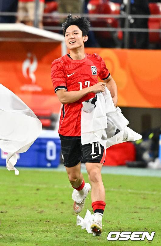 [OSEN=도요타(일본), 박준형 기자] 미쳤다! 엄지성(24, 스완지 시티)이 결승골로 한국축구를 살렸다.&nbsp;이민성 감독이 이끄는 U23 남자축구대표팀은 3일 오후 7시 30분 도요타 스타디움에서 개최된 아이치-나고야 아시안게임 2026 결승전에서 엄지성의 결승골이 터져 숙적 일본을 1-0으로 제압했다.&nbsp;경기종료 후 양민혁이 태극기를 들고 그라운드를 돌고 있다.   2026.10.03 /  soul1014@osen.co.kr