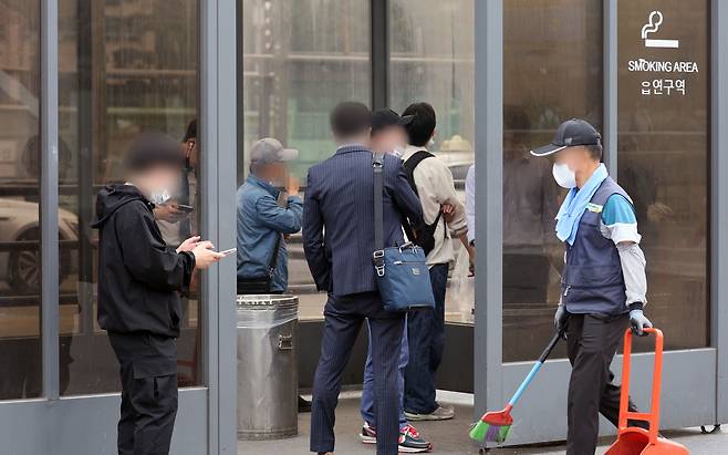 서울역 광장에 있는 흡연구역에서 시민들이 흡연을 하고 있다. 연합뉴스