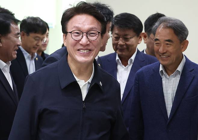 김민석 더불어민주당 대표가 8일 경기도 안성시 미양면 행정복지센터에서 열린 ‘수확철 농업 현장 방문 및 농업인 간담회’에 참석하고 있다. 연합뉴스