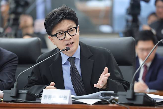 무소속 한동훈 의원이 지난 7일 서울 종로구 남북회담본부에서 열린 외교통일위원회 국정감사에서 정동영 통일부 장관에게 질의하고 있다. 연합뉴스