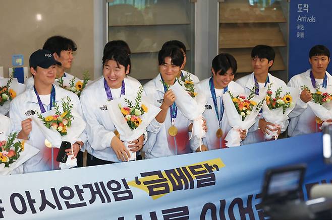 2026 아시안게임 야구에서 우승을 차지한 노시환(맨 왼쪽) 등 대표 선수들이 9월28일 인천공항을 통해 귀국했다. ⓒ 연합뉴스