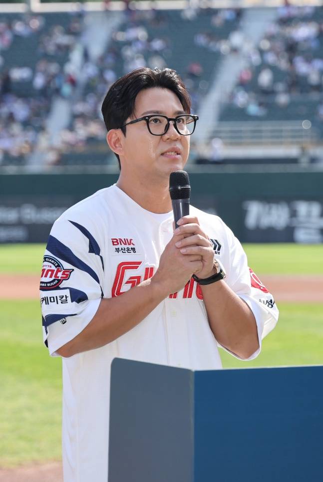 롯데 김민성이 9일 부산 LG전을 앞두고 열린 자신의 은퇴식에서 소감을 밝혔다. /사진=롯데 자이언츠 제공
