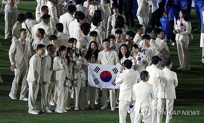 폐회식 추억 남기는 한국 선수단 (나고야=연합뉴스) 김동민 기자 = 4일 일본 나고야 미즈호공원 육상경기장에서 열린 2026 아이치·나고야 아시안게임 폐회식에서 한국 선수단이 입장해 기념 촬영을 하고 있다. 2026.10.4 image@yna.co.kr