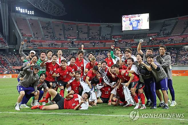 아시안게임 4연패 이룬 남자 축구 대표팀 (도요타[일본]=연합뉴스) 임화영 기자 = 3일 일본 아이치현 도요타 스타디움에서 열린 2026 아이치·나고야 아시안게임 남자 축구 대한민국과 일본의 결승.
    승리 후 금메달을 획득한 한국 선수들이 기뻐하고 있다. 2026.10.3 hwayoung7@yna.co.kr