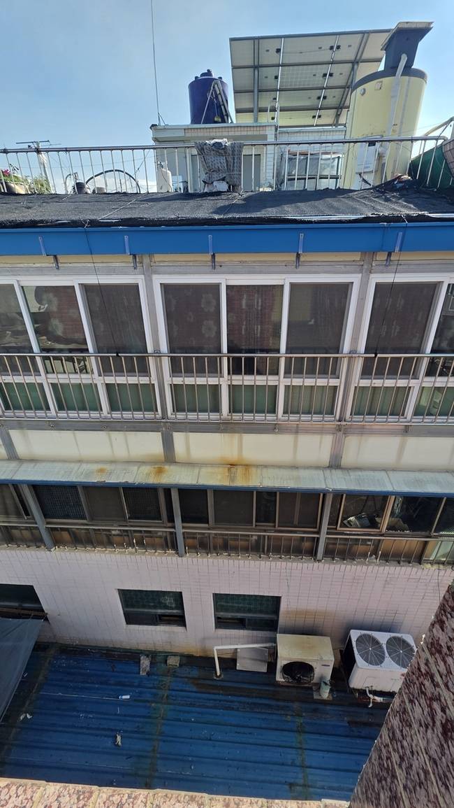 ▲ 사고가 난 건물 옆에서 내려다 본 4층 건물. 3층과 4층에는 손상이 없고, 2층만 천정 부분 구조물이 손상된게 확인된다. 김민규 기자