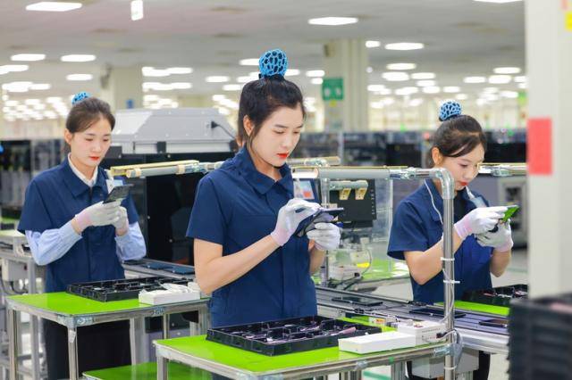 삼성 베트남 공장에서 일하고 있는 근로자들 [사진=삼성 베트남 제공]