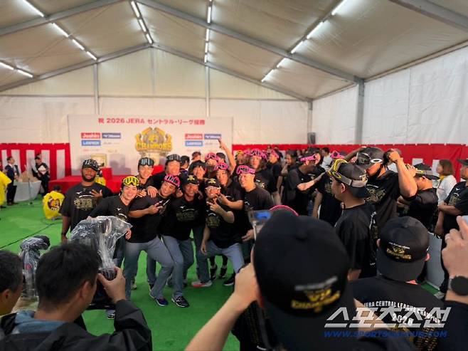 지난주 한신의 센트럴리그 우승이 확정 뒤 열린 축승회. 지난해에 이어 연속 우승에 성공했다. 사진캡처=한신 타이거즈 SNS
