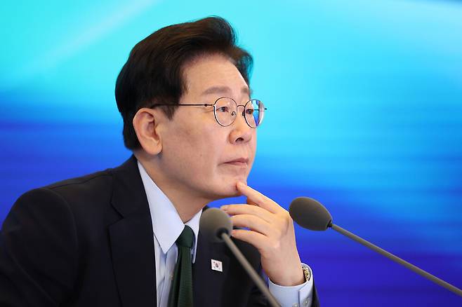 이재명 대통령이 지난 7일 열린 ‘한국형 녹색대전환(K-GX) 전략 국민보고회’에서 발표를 듣고 있다. 연합뉴스