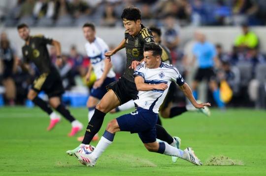 경합하는 LAFC의 손흥민(왼쪽). / 사진=연합뉴스