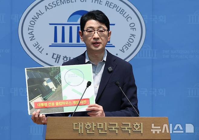 [서울=뉴시스] 김근수 기자 = 주진우 국민의힘 의원이 11일 오후 서울 여의도 국회 소통관에서 이재명 대통령의 대구 천장 붕괴 사고 당시 태릉CC 골프 의혹과 관련해 긴급 기자회견을 하고 있다. 2026.10.11. ks@newsis.com