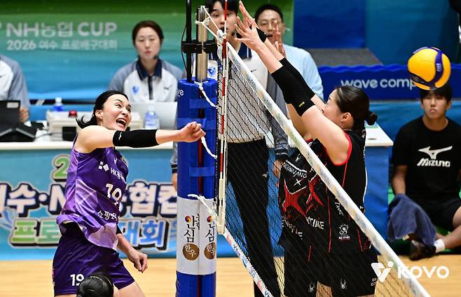 [서울=뉴시스] 여자 프로배구 흥국생명의 표승주가 11일 전남광주 여주의 진남체육관에서 열린 2026 여수 NH농협컵 프로배구대회 여자부 조별리그 A조 1차전에서 정관장을 상대로 공격을 시도하고 있다. (사진=KOVO 제공) 2026.10.11. *재판매 및 DB 금지