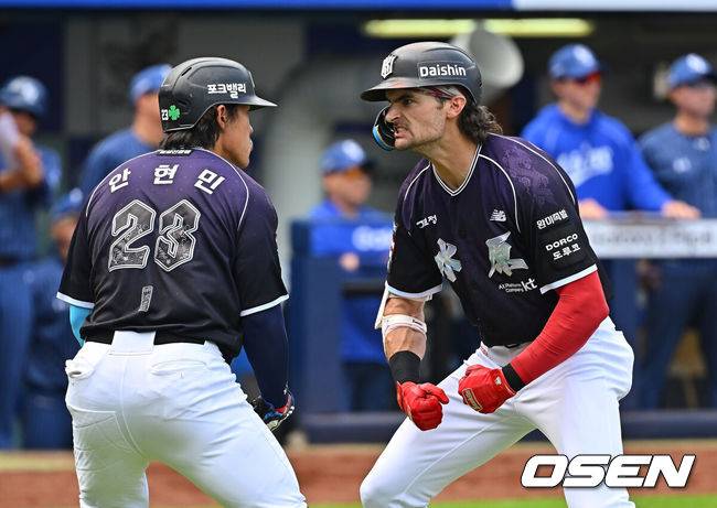 [OSEN=대구, 이석우 기자] 11일 대구삼성라이온즈파크에서 2026 신한 SOL KBO 리그 삼성 라이온즈와 KT 위즈의 경기가 열렸다. 홈팀 삼성은 후라도가, 방문팀 KT는 고영표가 선발 출전했다. KT 위즈 힐리어드가 3회초 1사 1,2루 좌월 3점 홈런을 치고 안현민과 세리머니를 하고 있다. 2026.10.11 / foto0307@osen.co.kr