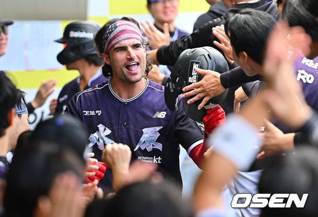 [OSEN=대구, 이석우 기자] 11일 대구삼성라이온즈파크에서 2026 신한 SOL KBO 리그 삼성 라이온즈와 KT 위즈의 경기가 열렸다. 홈팀 삼성은 후라도가, 방문팀 KT는 고영표가 선발 출전했다. KT 위즈 힐리어드가 3회초 1사 1,2루 좌월 3점 홈런을 치고 하이파이브를 하고 있다. 2026.10.11 / foto0307@osen.co.kr