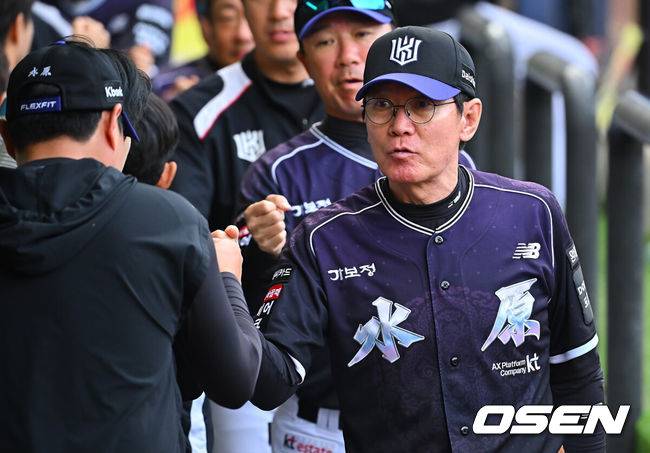 [OSEN=대구, 이석우 기자] 11일 대구삼성라이온즈파크에서 2026 신한 SOL KBO 리그 삼성 라이온즈와 KT 위즈의 경기가 열렸다. 홈팀 삼성은 후라도가, 방문팀 KT는 고영표가 선발 출전했다. KT 위즈 이강철 감독이 삼성 라이온즈에 12-3으로 승리한 후 하이파이브를 하고 있다. 2026.10.11 / foto0307@osen.co.kr