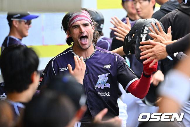 [OSEN=대구, 이석우 기자] 11일 대구삼성라이온즈파크에서 2026 신한 SOL KBO 리그 삼성 라이온즈와 KT 위즈의 경기가 열렸다. 홈팀 삼성은 후라도가, 방문팀 KT는 고영표가 선발 출전했다. KT 위즈 힐리어드가 3회초 1사 1,2루 좌월 3점 홈런을 치고 하이파이브를 하고 있다. 2026.10.11 / foto0307@osen.co.kr