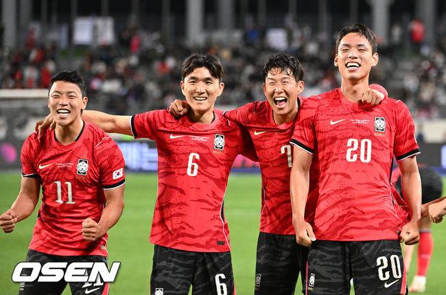[OSEN=용인, 이대선 기자] 한국축구에 역사적인 날이다. 손흥민(34, LAFC)이 전설 차범근의 A매치 최다골 기록을 넘었다.&nbsp;로베르트 모레노 감독이 이끄는 대한민국 축구대표팀은 6일 오후 8시 용인미르스타디움에서 개최되는 친선전에서 우즈베키스탄을 상대로 손흥민의 선제골과 오세훈의 추가골이 터져 2-0 완승을 거뒀다.&nbsp;후반 대한민국 오세훈이 팀의 두 번째 골을 성공시키고 환호하고 있다. 2026.10.06 /sunday@osen.co.kr