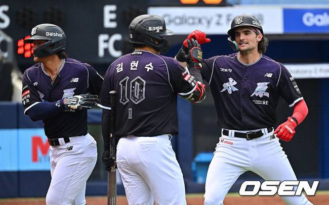 [OSEN=대구, 이석우 기자] 11일 대구삼성라이온즈파크에서 2026 신한 SOL KBO 리그 삼성 라이온즈와 KT 위즈의 경기가 열렸다. 홈팀 삼성은 후라도가, 방문팀 KT는 고영표가 선발 출전했다. KT 위즈 힐리어드가 3회초 1사 1,2루 좌월 3점 홈런을 치고 하이파이브를 하고 있다. 2026.10.11 / foto0307@osen.co.kr
