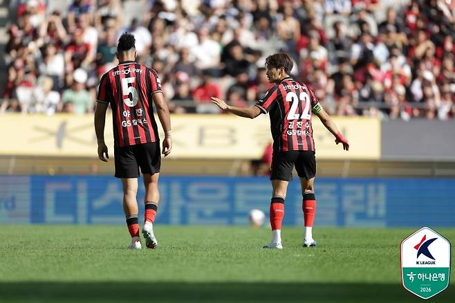야잔(왼쪽)과 김진수. /사진=한국프로축구연맹 제공
