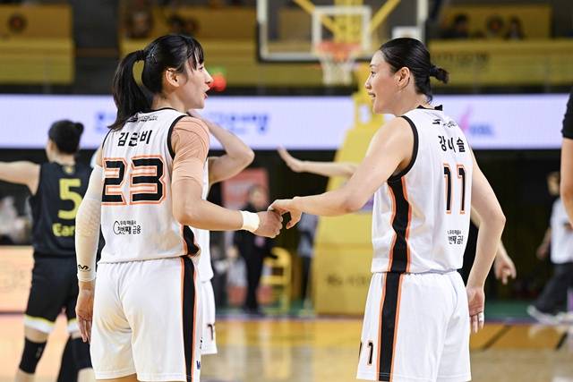 김단비와 강이슬(오른쪽). /사진=WKBL 제공